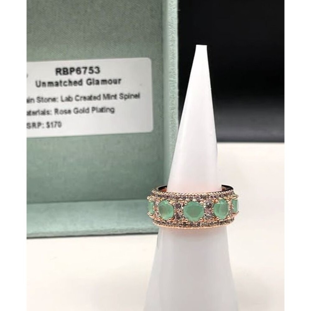 Beautiful Ring, band style, size 9